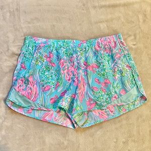 NWOT Lilly Pulitzer Luxletic 4” Ocean Trail Shorts - Amalfi Blue Best Fishes